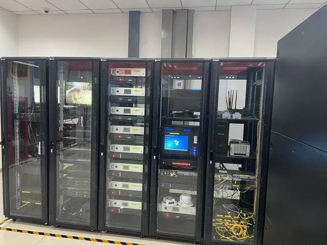 Hvordan forbedrer et svagstrømskabinet systemintegration?